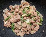 A picture of step 12 of Garlic Pork Salad/Rice Bowl.