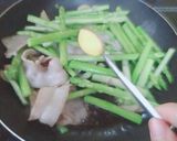 Hình bước làm 3 của món Thịt Ba chỉ xào măng tây
