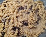 Foto del passaggio 5 della ricetta Fusilli con radicchio, gorgonzola e noci