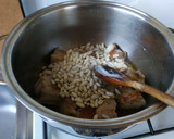 Foto del paso 2 de la receta: Costillas de cerdo con alubia blanca en salsa