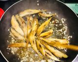Hình bước làm 3 của món Cá đùi gà rim tỏi 🐠🍗