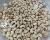Foto langkah ke 1 dari resep Kacang Mede Goreng Bawang Putih.
