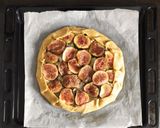Foto del passaggio 7 della ricetta Galette all'olio e timo con ricotta di pecora gorgonzola fichi e noci