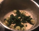 Foto del paso 4 de la receta Torcetti al fungo porcino con bechamel de espinacas, gambas y piñones
