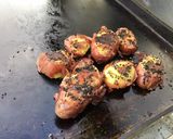 Une image de l'étape 10 de Pommes de terre fracassées aux graines de nigelle et ail (à la plancha).