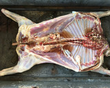 Foto del paso 3 de la receta: Cordero asado en caja china