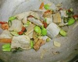 Foto langkah ke 4 dari resep Tumis ikan asin gabus.