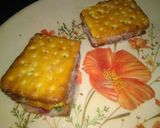 A picture of step 5 of Sweet cream biscut sandwich.
