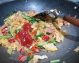 Foto langkah ke 6 dari resep Kwetiau Sosis.