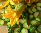 Foto del passaggio 1 della ricetta Rotelle con fior di zucchine