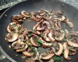 Foto del paso 7 de la receta: Filete de lomo de cerdo con salsa de champiñones portobello