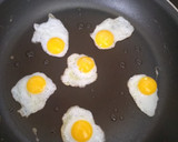 Foto del paso 2 de la receta: Huevos de codorniz a la plancha