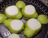 Foto del paso 1 de la receta: Peras al horno con queso azul, miel y nueces