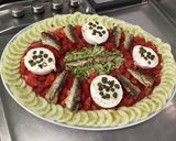 Une image de l'étape 9 de Salade de tomates, courgette et concombre aux sardines, câpres et mozzarella sauce malt.