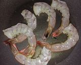 รูปขั้นตอนการทำที่ 3 ของ กุ้งผัดน้ำมันหอย (Stir Fry Shrimp with Oyster Sauce)