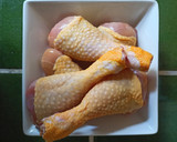 Foto del paso 1 de la receta: Muslos de pollo a la cazuela con ciruelas, orejones y piñones 🍗