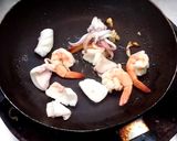 รูปขั้นตอนการทำที่ 2 ของ เปรี้ยวหวาน กุ้ง หมึก