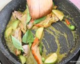 รูปขั้นตอนการทำที่ 4 ของ ผัดเขียวหวานเป็ดย่าง ราดข้าว