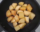 Hình bước làm 3 của món Khoai tây um gừng