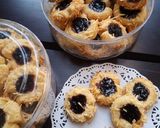 Foto langkah ke 7 dari resep Thumbprint Cookies.