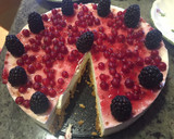 Foto del paso 11 de la receta: Tarta de queso decorada con frutos rojos