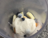 Foto del paso 3 de la receta: Papilla de nísperos, arándanos y yogur 🍐