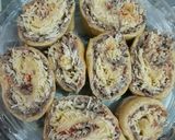 Foto langkah ke 4 dari resep Pizza Roll Tuna Melt.