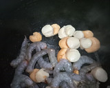 Foto del paso 2 de la receta: Arroz meloso con vieiras y langostinos en olla eléctrica