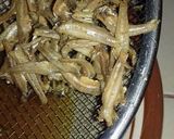 Foto langkah ke 2 dari resep Tumis Daun Singkong & Ikan Teri.