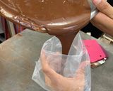 Foto del paso 4 de la receta: Bombones de chocolate rellenos de mazapán