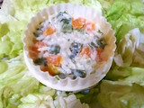 Ensalada de huevo y mimosa con verduras, atún
