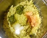 A picture of step 2 of Guacamole (avocado chutney).
