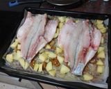 Foto del paso 6 de la receta: Lubina al horno sobre cama de cebolla, papas y tomates cherry