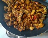 Foto langkah ke 5 dari resep Ayam bumbu Pedas bawang.