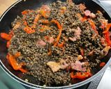 Une image de l'étape 9 de Lentilles brunes aux poivrons rouges et lard fumé.