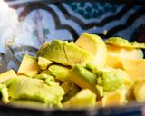 Foto del paso 1 de la receta: Guacamole casero con y sin tomate