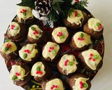 A picture of step 5 of Biscoff xmas mini pudding.