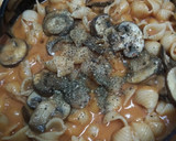 Foto del paso 5 de la receta: Pasta caracol con champiñones y queso parmesano