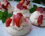 Foto del paso 5 de la receta: Pavlova Mini con Frutillas y Chocolate en el Merengue