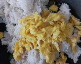 Foto langkah ke 3 dari resep Nasi Goreng Bumbu Dasar Putih.