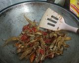 Foto langkah ke 4 dari resep Oseng ikan asin bulu ayam.