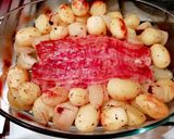 Baconba tekert szűzpecsenye hagyma- és krumpliágyon recept fázis 6 fotója