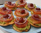 Foto del paso 5 de la receta: Galletas Saladas con Guacamole, Tomate y Uva