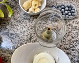 Une image de l'étape 2 de 🍧Glace minute 🍦myrtilles 🫐 banane 🍌.