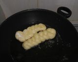 Foto langkah ke 5 dari resep Donat Kepang.
