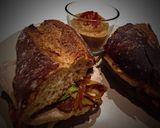 Foto del paso 6 de la receta: Bocadillo de Lomo con caramelizado de cebolla y ajetes + Hummus con tomates aromatizados