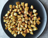Foto del paso 3 de la receta: Picatostes caseros de ajo y perejil