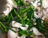 中卷炒韭菜花的食譜步驟3照片