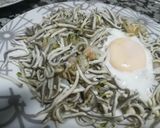 Foto del paso 5 de la receta Salteado de gulas con gambas y huevo cuajado