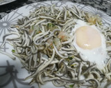 Foto del paso 5 de la receta: Salteado de gulas con gambas y huevo cuajado